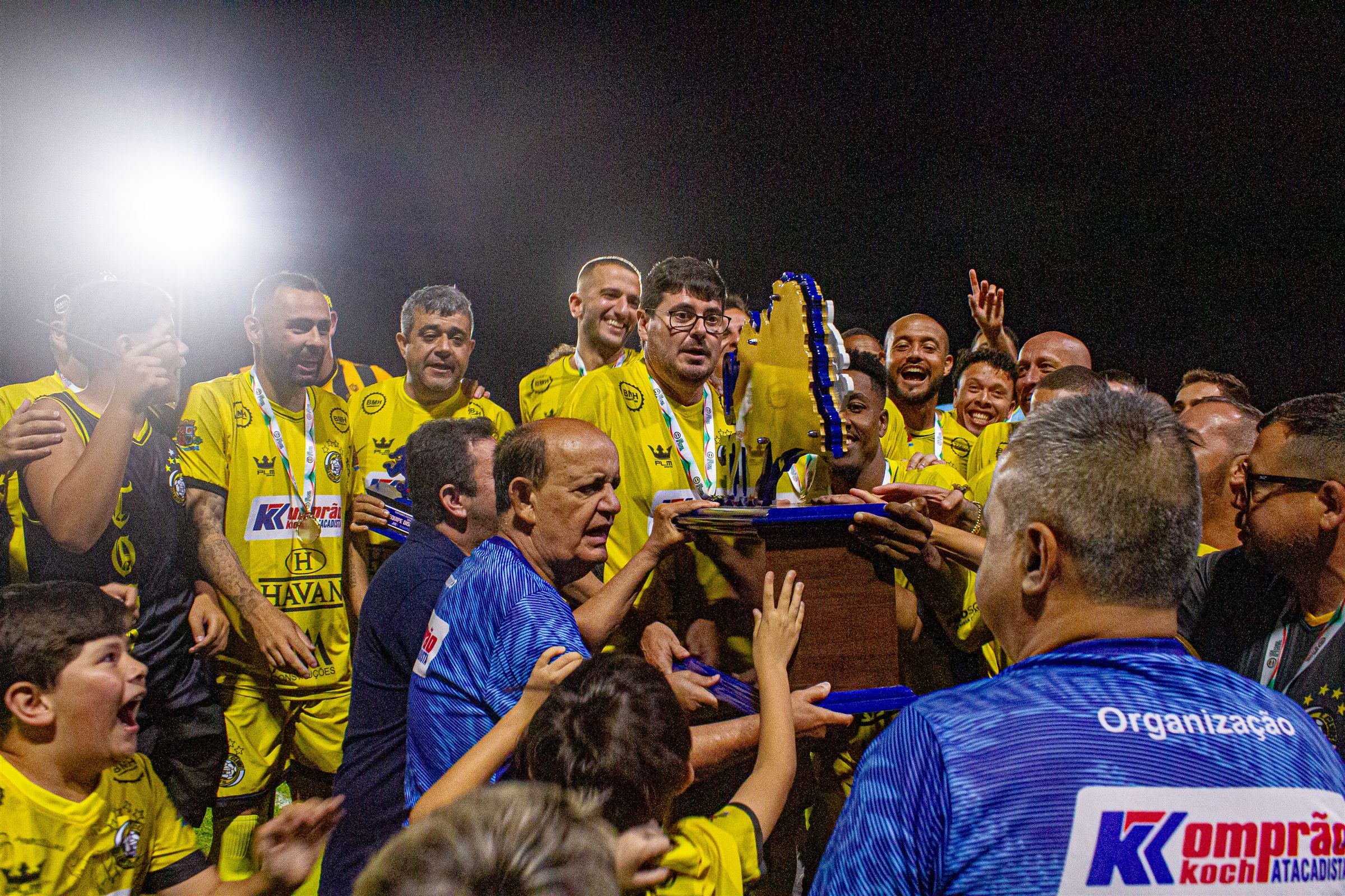 Jogadores do Bela Vista comemorando título com a taça